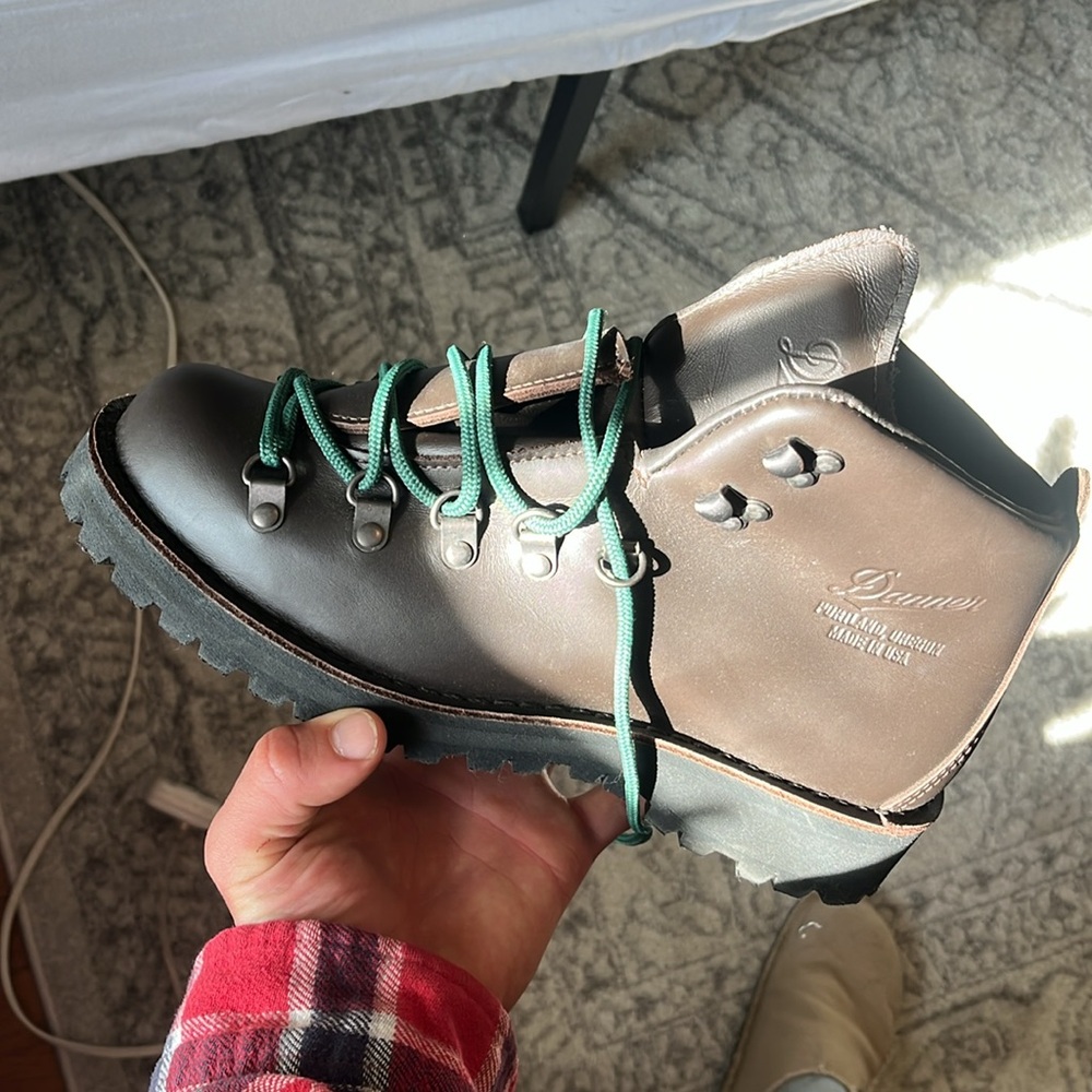 Danner- Mountain Light II
Men’s Size: 9 
Brown leather lifestyle limbing boots - Picture 2 of 4